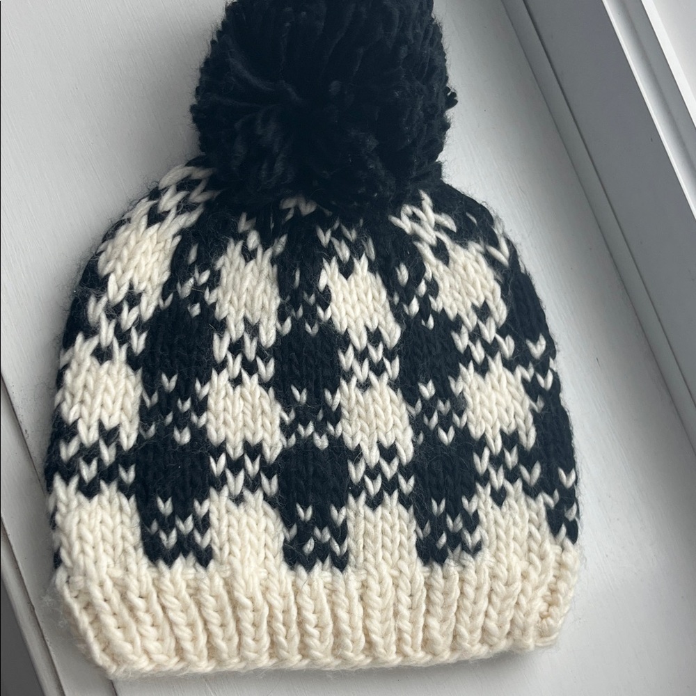Shiraleah super cute Black & Cream Knit Pom Beanie Hat - Winter Accessory